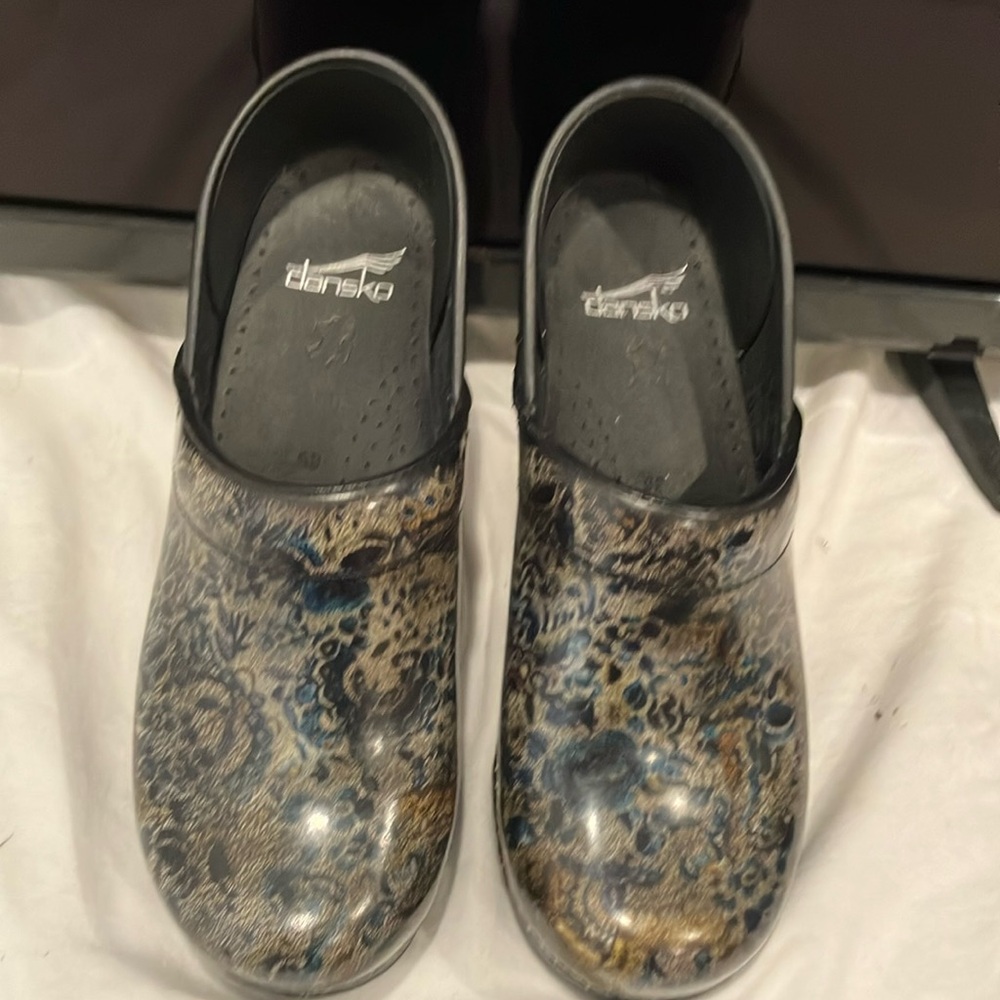 Dansko patent leather floral print clogs inexcellent condition. Size 39 (8.5 -9)